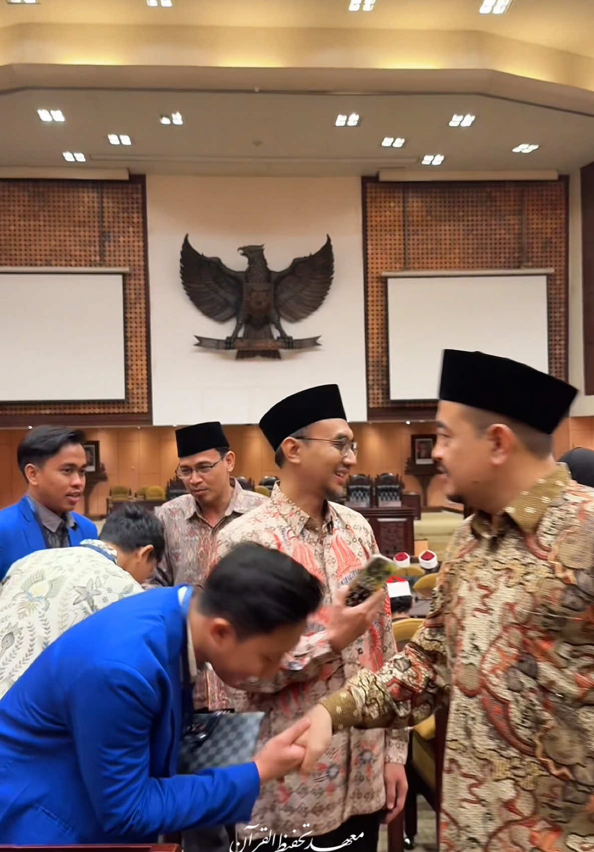 Gedung Nusantara-Ust. Alvin Maulana Putra, alumni Tahfidh Al-Amien Tahun 2022, merupakan satu dari lima kader Pondok Pesantren Al-Amien Prenduan, yang memperoleh beasiswa ASFA Foundation, bersama KH. Dr. Ahmad Fauzi Tidjani, MA., Dr, KH. Muhtadi Abd. Mun'im (rektor UNIA Prenduan), Dr. KH. Taufiqurrahman, MA., dan Ny. Hj. Dr. Shofiya Tidjani, MA. disela Seminar Nasional, Pelepasan Duta ASFA di Gedung Nusantara V MPR RI. Saat ini, beliau terdaftar sebagai mahasiswa aktif di Universitas Darunnajah, Jakarta, Jurusan Teknologi Informasi.