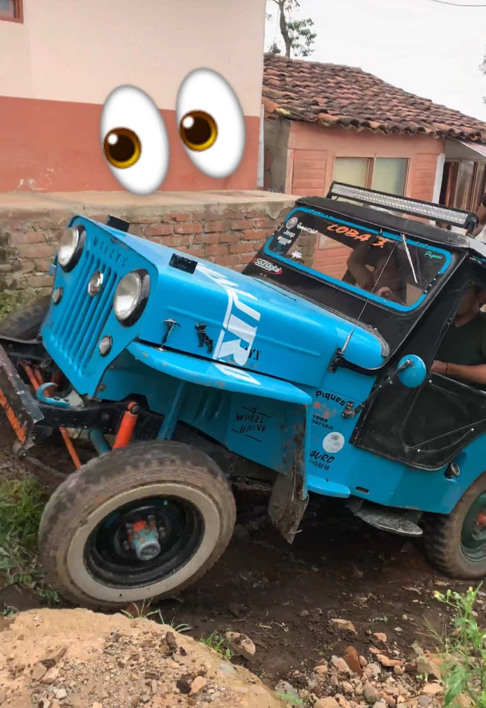 Venga les Muestro cómo se hace dice Mauro. #patron #UnDuro #loba #willys #trocha #aTrochar #willis #4x4 #willyz #willysfamilco #willysfamilycolombia #cj3b #azulito 