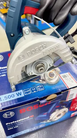 Serra Mármore Bosch Titan Gdc 151 Standard (220v) – Cortes precisos em materiais duros!  Domine os cortes em materiais duros com a Serra Mármore Bosch Titan Gdc 151 Standard, disponível na Cicampo! Ideal para profissionais da construção civil, azulejistas, marmoristas e muito mais, esta serra oferece precisão, potência e praticidade em cada corte. Com design leve e compacto, a Titan Gdc 151 facilita o trabalho em diferentes aplicações, garantindo um acabamento impecável. Principais Vantagens: ✅O solucionador para materiais duros: Cortes precisos e eficientes em mármore, granito, azulejo, porcelanato e outros materiais de alta dureza. ✅Mais leve: Com apenas 2.6kg, design ergonômico e compacto, proporciona maior conforto e manobrabilidade durante o uso prolongado.  ✅Alta visibilidade: Prato base com maior campo de visibilidade de corte, permitindo maior controle e precisão no corte. ✅Prato removível: Remoção fácil e simples do prato base, facilitando a limpeza e a troca de discos. ⚙ Características: Potência nominal absorvida: 1.500 W ⚡ Nº de rotações em vazio: 12.200 r.p.m. Peso: 2,6 kg ⚖️ Profundidade de corte: 26 – 40,3 mm Ø do disco: 125 mm ⭕ Modo de operação: úmido Valores totais de vibração (Cortar azulejos): Valor de emissão de vibrações ah: 4 m/s² Incerteza K: 1,5 m/s² Eleve o nível dos seus cortes com a Serra Mármore Bosch Titan Gdc 151 Standard! Garanta já a sua na Cicampo! www.cicampo.com.br  (47)99133-0378  Timbó-Indaial-Ibirama/SC  #Cicampo #SerraMármore #Bosch #Titan #CortesPrecisos #ConstruçãoCivil #Ferramentas #Azulejista #Marmorista #Acabamento #Precisão #Potência #Leveza #Ergonomia #FerramentasProfissionais #CorteAUmido #Porcelanato #Granito #Mármore #Timbó #Indaial #Ibirama #SantaCatarina #Brasil