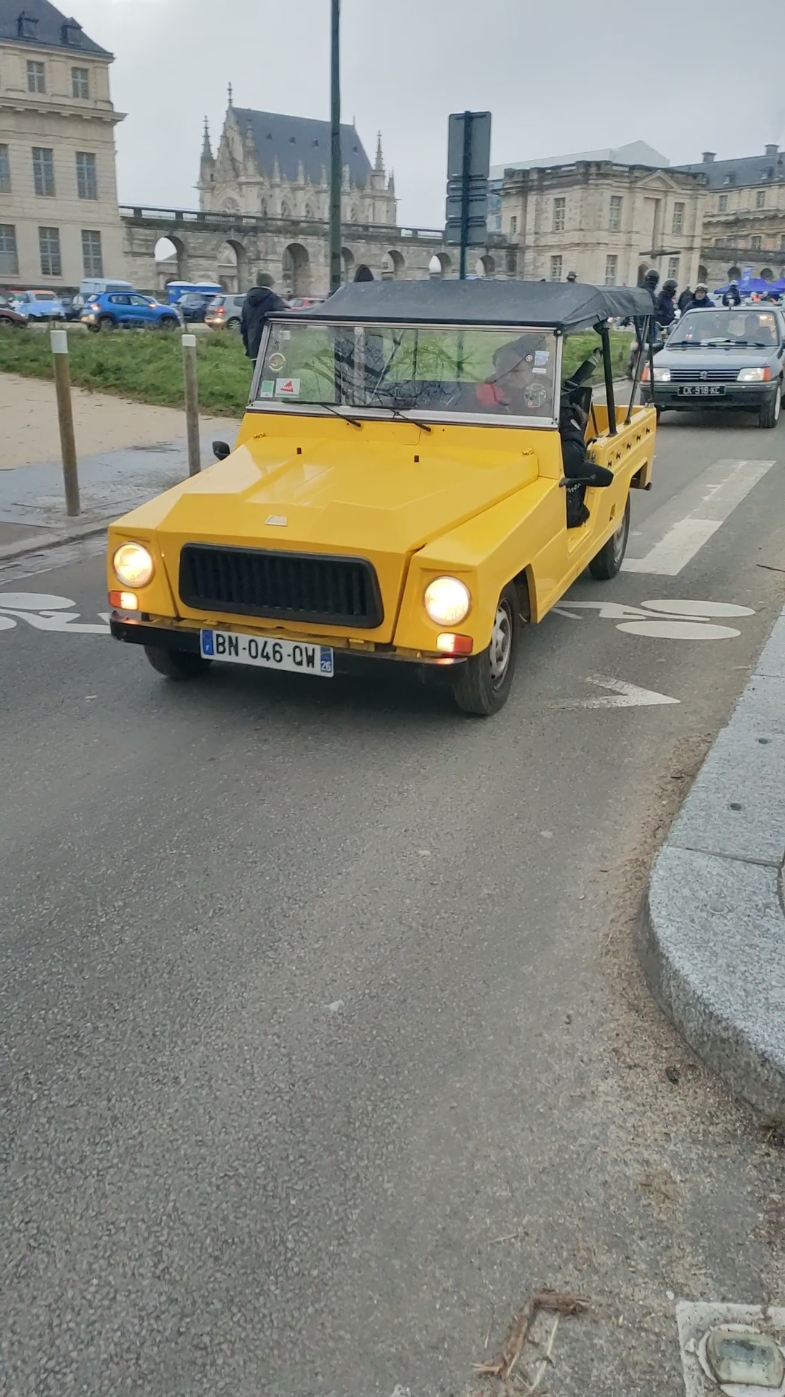 1971 Renault Rodéo 4. El Rodéo se fabricó de 1970 a 1987, las primeras versiones como es el caso de este amarillo, llevaban también el anagrama ACL (Teilhol) por 