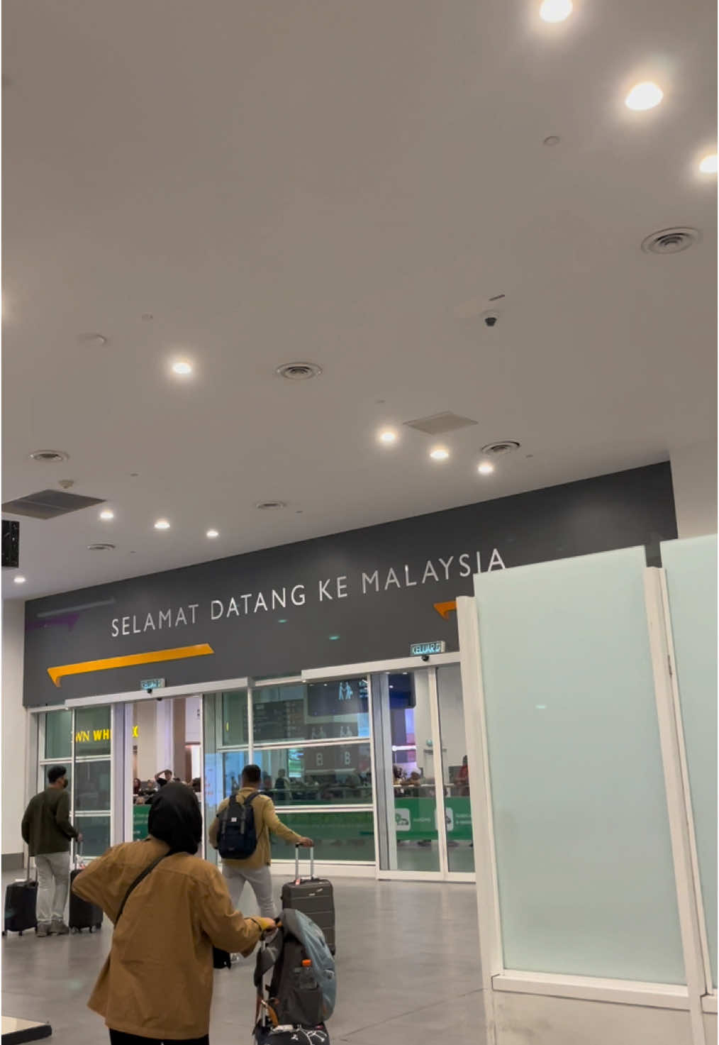 Just landed in Kuala Lumpur! 🥹🤩 #klia #kualalumpur #malaysia #landed #bandara #bandaramalaysia #malaysiaairport #myr #internationalairport #airasia #airasiamalaysia #flight #justlanded 