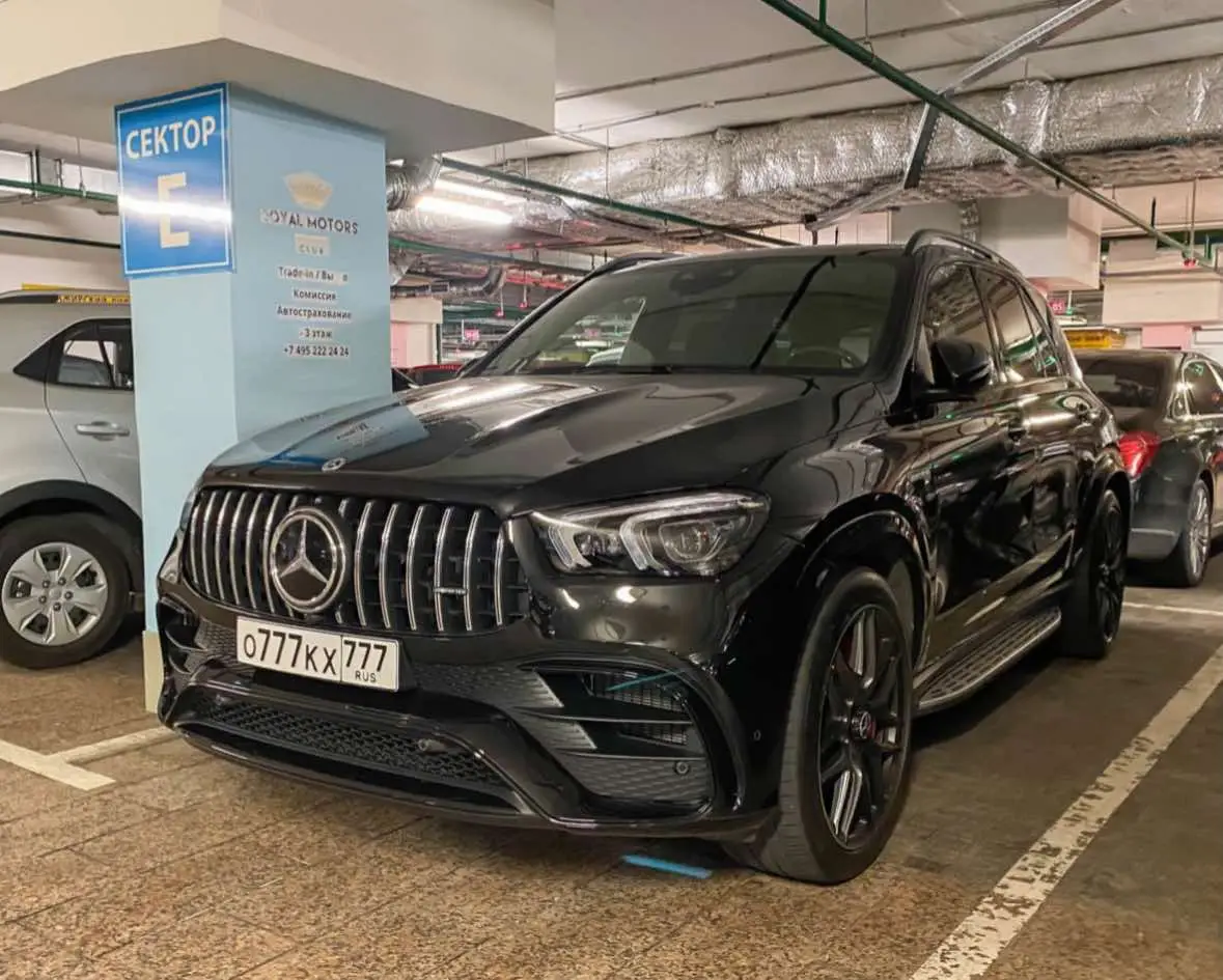 Княжев Руслан Викторович – 24-летний житель Москвы, владелец Mercedes-Benz GLE 63 AMG 2021 года с номерами О777КХ777. Руслан Викторович – магистр МГУ имени М.В.Ломоносова, окончивший факультет Московской Школы Экономики по направлению «Экономика». В 2018 году Руслан набрал 274 балла на ЕГЭ. Также Руслан – сын 50-летнего Княжева Виктора Борисовича – совладельца расположенных в одном доме в поселке Володарского (Московская обл.) ООО 