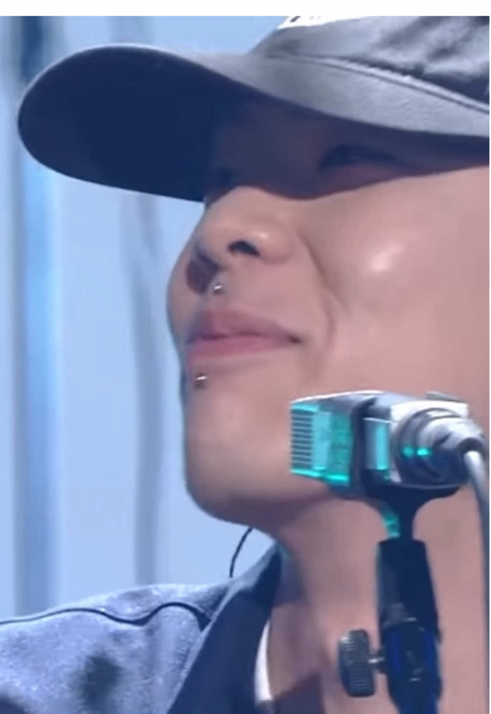 ท่อนที่คนร้องผิดกันตลอด และโอฮยอกก็อมยิ้มทุกครั้ง 😅 ©️ HYUKOH - TOMBOY @ Yu Huiyeol‘s Sketchbook 20180602 https://youtu.be/BhQrfND3mA4 #혁오 #hyukoh #ฮยอกโอ 