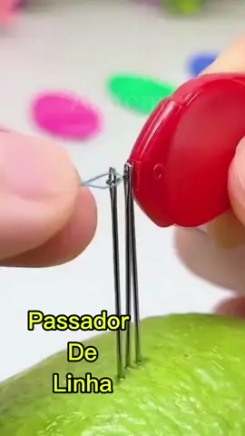 Passador de linha na agulha normal e de máquina #passador #agulha #costura #artesanato 