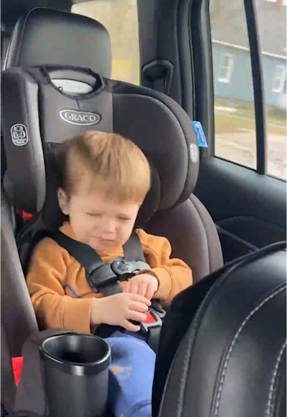 kid was just feeling it, can't blame him (via @Alicia) #kids #carseat #tupac #dancingbaby #2pac