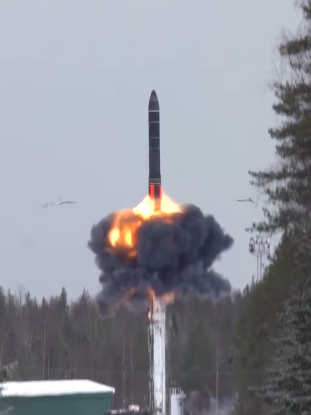 ระบบขีปนาวุธทางยุทธศาสตร์ข้ามทวีป RS-24 Yars (ICBM) แห่งกองกำลังนิวเคลียร์ของรัสเซีย สำหรับ RS-24 Yars มีขีดความสามารถบรรทุกหัวรบนิวเคลียร์แบบกลับเข้าสู่ชั้นบรรยากาศแยกโจมตีหลากหลายเป้าหมาย(MIRV) จำนวน 10 หัวรบ ซึ่งแต่ละหัวรบติดตั้งระเบิดนิวเคลียร์ ขนาด 500 กิโลตัน มีระยะพิสัยการยิง 12,000 กิโลเมตร และมีความเร็วสูงสุด 25 มัค หรือ 30,600 กม./ชม. #RS24Yars #ICBM #MIRV #russianarmy