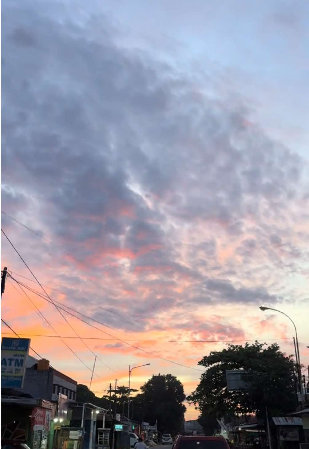 Cantik banget yaa langit sore tadi, kayak kamu cantiknyaa hihi 🫶🏻 #explorepage #xyzbca #trendingvideo #sunsetlover #beautifuldestinations #bontang 