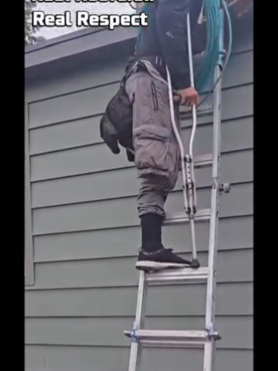 He got my respect #onelegged #roof #roofer #aintnoexcuses #getoffyourcouch #letswork #foreducationalpurposeonly #donttrythisathome #donebyprofessional #trainedprofessional #godblesshim 