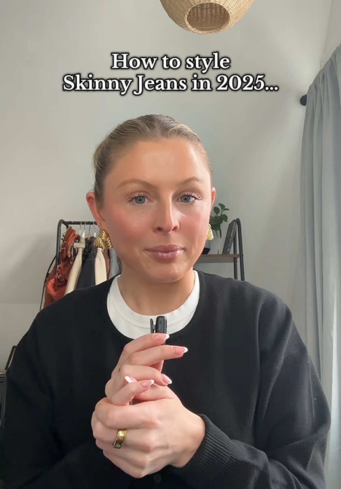 Let’s resolve our skinny jean trauma together 🤍✨ I know so many of you have your old skinny jeans tucked away praying for another wear… so as your stylist, I’m here to show you how to style them in 2025!  #howtostyle #skinnyjeans #fashiontiktok #fashiontrends #whattowear 