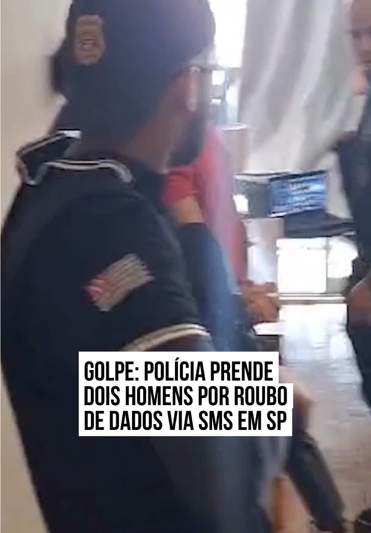 Dois homens foram presos em flagrante, nesta quinta-feira (23/1), em um mandado de prisão da #PolíciaCivil, em conjunto à Agência Nacional de Telecomunicações (#Anatel), pelo disparo de “links maliciosos” via SMS para celulares da região do Jardins, na zona oeste de #SãoPaulo. O objetivo dos criminosos era induzir as vítimas a clicarem nos links — que direcionavam para páginas em que tinham os dados furtados. Os criminosos foram encontrados no décimo nono andar de um flat, no Jockey Club, em São Paulo. No local, foram apreendidos equipamentos eletrônicos sofisticados da #China e #Israel, além de dois veículos alugados. Segundo o investigador do caso, os equipamentos de transmissão derrubavam o sinal dos aparelhos celulares e, na sequência, enviavam mensagens. “Prezado(a) cliente, sua pontuação de 98.742 vence em 24h. Faça troca por descontos, produtos ou milhas”. De acordo com a polícia, os criminosos recebiam R$5 mil por semana para monitorar e manter os equipamentos ativos. A operação é sequência de uma prisão de uma Jeep Renegade branca, em julho do ano passado, que emitia sinais para coletar dados pessoais. #TikTokNotícias