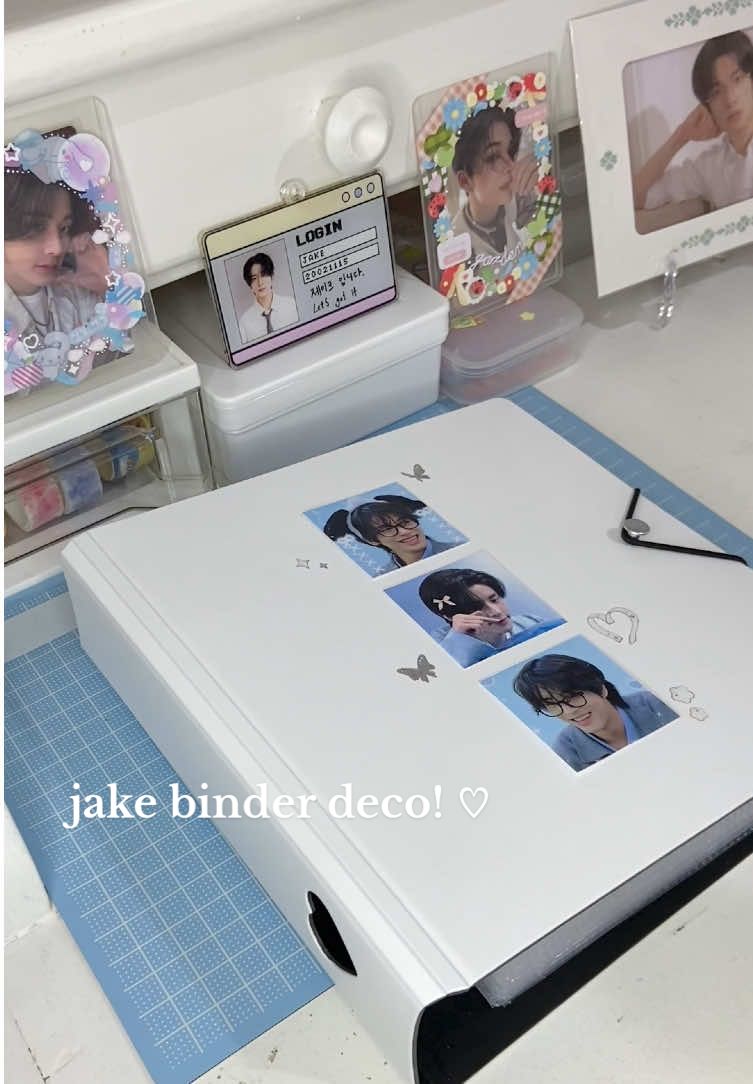 ‧₊˚✩⊹ decorando a capa de um dos meus binders do jake! 🩵 de qual tipo de binder vcs gostam mais? eu sou super indecisa e fico querendo trocar os meus toda hora 😭  #enhypen##simjaeyun#jakesim #kpopmerch #kpopbinder #photocardbinder #kpopdeco #kpopcollection #photocardcollector #enhypencollection #engene