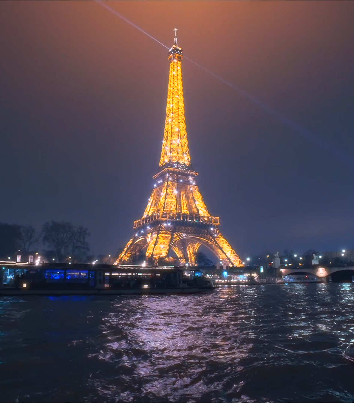 pov: taking an evening walk through paris #cinematic #cinematography #filmmaking #videography #travel #paris #eiffeltower #sonyalpha 