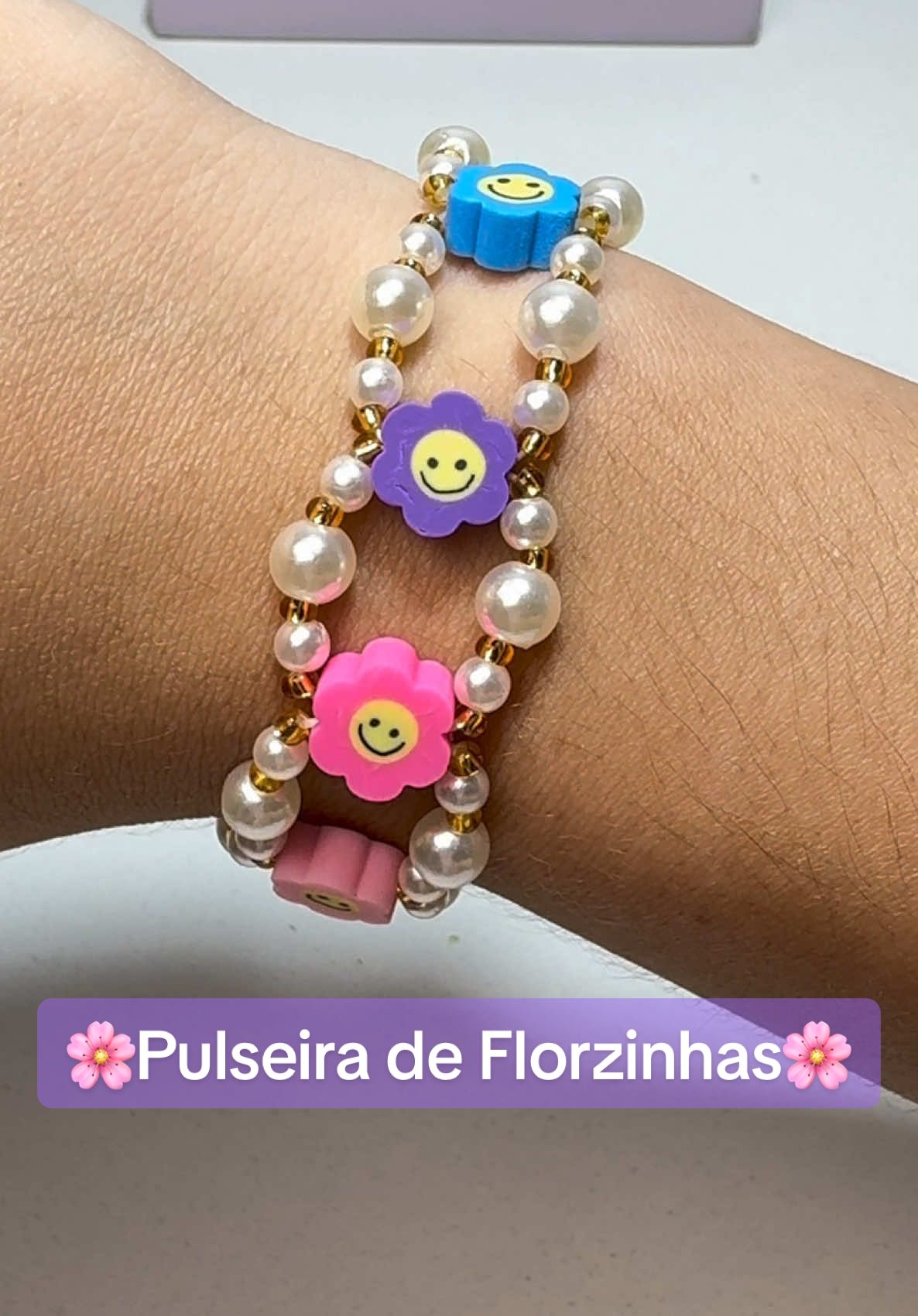 Pulseira Entrelaçada com florzinhas coloridas. 🌸😍💜✨ . . . #pulseirasdemiçangas #pulseirasartesanais #miçangas #miçangascoloridas #acessoriosdemiçangas 