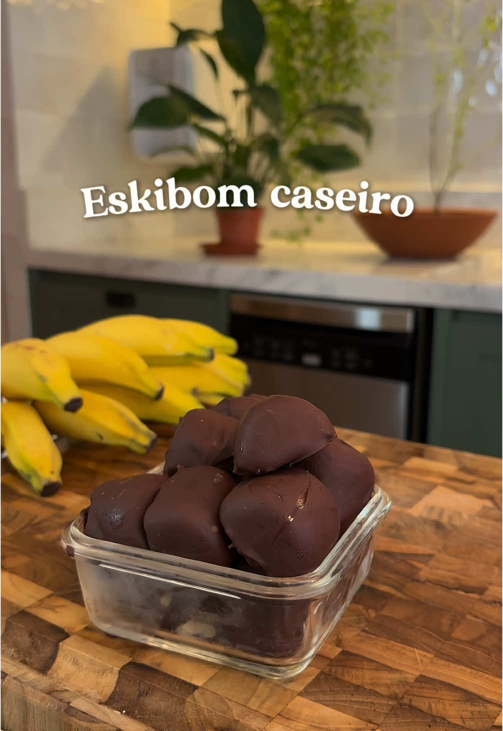 Eskibom de banana caseiro e fit 🫰🏻🥰 Essa é uma daquelas receitas para acabar com a vontade de comer doce sem culpa! Só façam, é perfeito!  Ingredientes: - 2 bananas - 200ml de iogurte natural  - 1 colher de chá de doce de leite  Cobertura: - Chocolate 70%  #receitasfaceis #receitasfit #receitasimples #receitafacil 