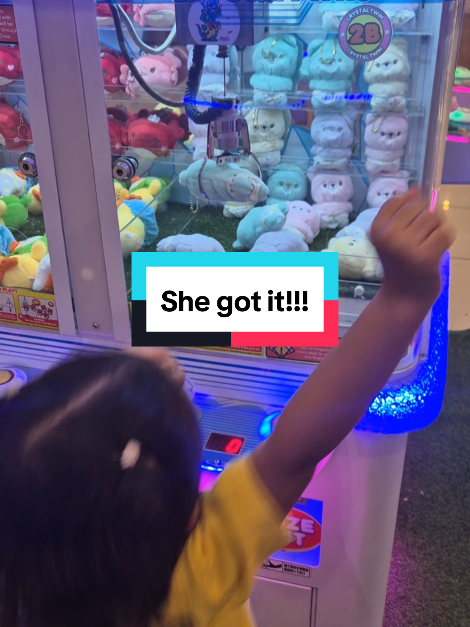 Another win for Ellie!! #fyppppppppppppppppppppppp #fypシ゚ #fyp #win #clawmachine #arcade #plushies #keychain #tomsworld #smtanza #kidsoftiktok 