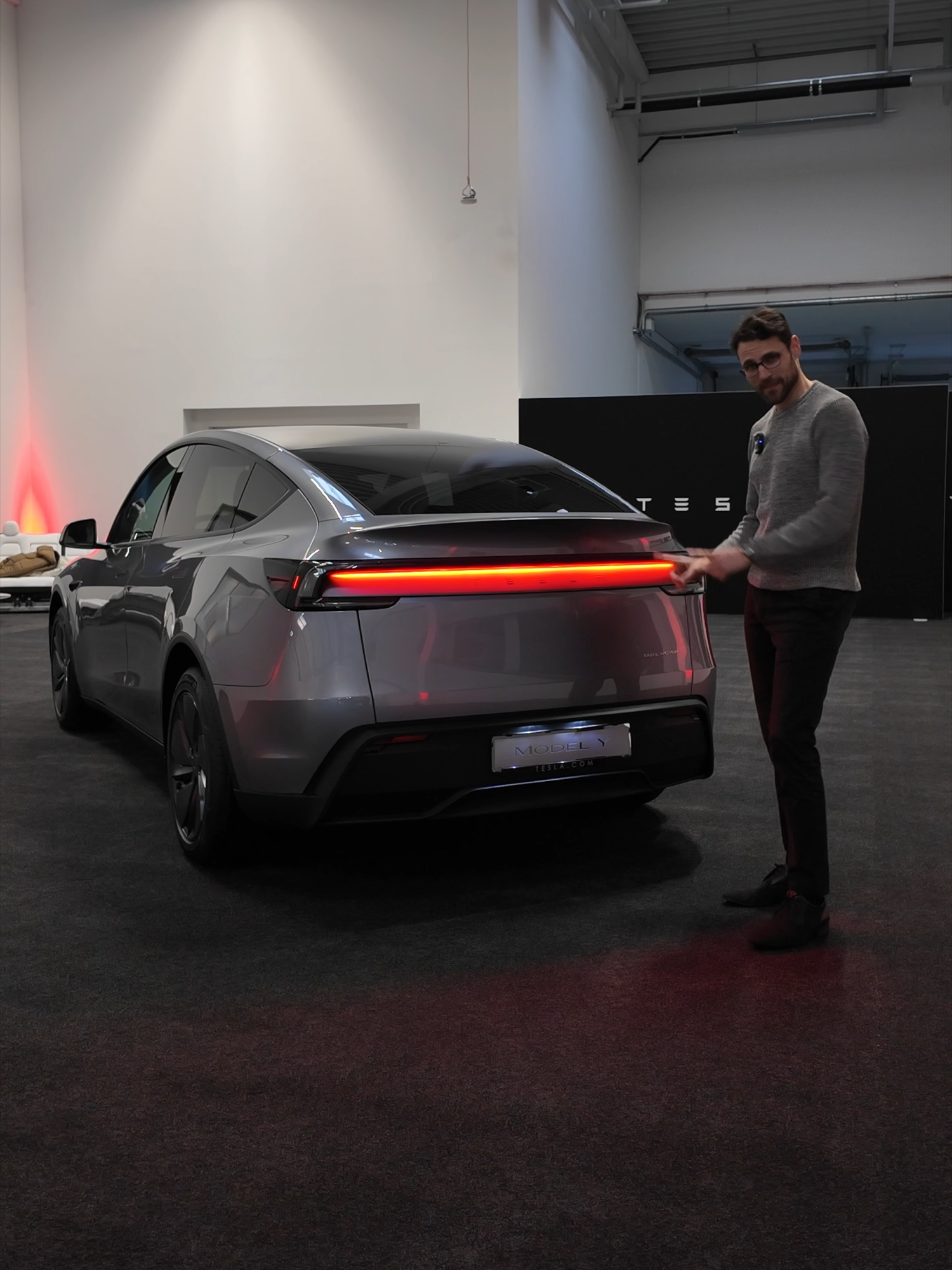 💡Large trunk with now electrically folding rear seats in the updated 2025 Tesla Model Y (2025 Tesla Model Y Juniper). It comes with a new front with integrated light signature and front camera (with cleaner and heater), new suspension and wheel setup for more comfortable ride, standard 19“ aerodynamic wheels, acoustic optimizations with acoustic glass, 20 % less noise while driving, the glass reflects more energy, the efficiency gains are overall 5 % also with optimizing electric consumers, the WLTP increase 35 km / 20 miles and 1,3 kWh / 100 km less consumption. The rear spoiler is aero optimized and underneath you see a new projected tail lamp The interior features a front infotainment 15,4“, 16 speakers plus 1 subwoofer, new wider and longer perforated and ventilated front seats, a new steering wheel but still with one indicator stalk column, upgraded materials, 5 or 7 seater setup, electrically folding rear seats (from rear or from the trunk) and max. 2140 l luggage volume. Battery sizes remain the same but the range is increased due to the efficiency gains. #Tesla #TeslaModelY #ModelY #TeslaModelYJuniper #TeslaModelYFacelift #ModelYFacelift #ModelYJuniper #electricvehicles #electricvehicle #electriccars #electriccar #cartechnology #cartech