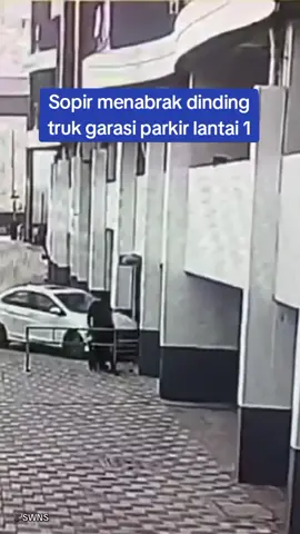 Mobil jatuh dari tempat parkir setelah menabrak dinding. #videoviral #kecelakaan 