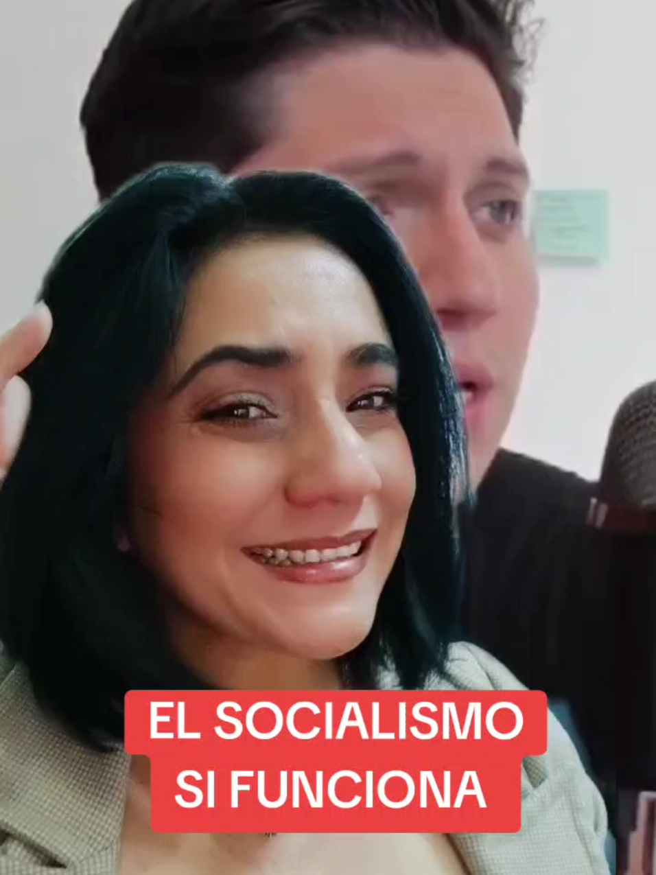 Este joven asegura que tiene pruebas de que el socialismo si funciona, escuchemos a ver cuáles son esas famosas pruebas  #iramagil #comunismo 