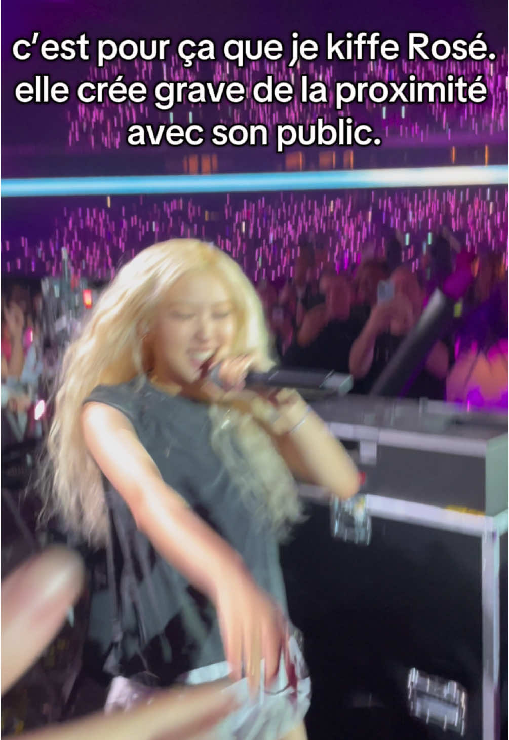 Rosé est tellement cette girl nextdoor! @ROSÉ  #rosé #roséblackpink #rosie #apt #galadespiecesjaunes #parisdefensearena #defensearena @daisy #blinks #blackpink #parisladefensearena 