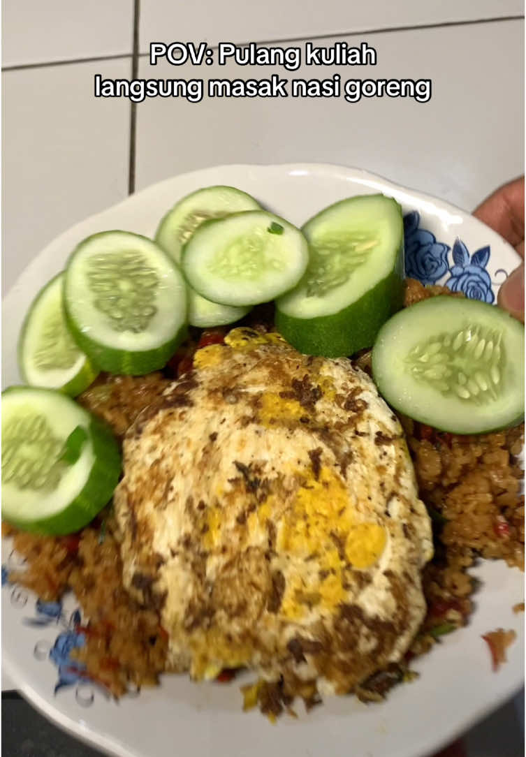 Nasi goreng dengan bumbu seadanya😁👍