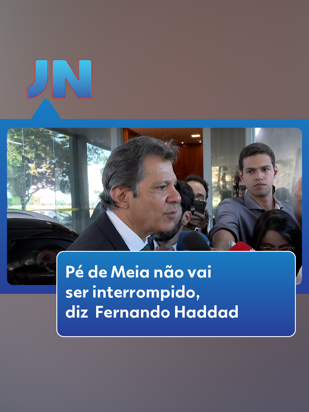 Economia - O governo federal recorreu da decisão do Tribunal de Contas da União que mandou bloquear recursos do Pé de Meia. A legislação que criou o programa instituiu um fundo para administrar os recursos, o Fipem (Fundo de Incentivo à Permanência no Ensino Médio), e prevê ainda que o governo pode transferir recursos de outros dois fundos, o Garantidor de Operações e o de Garantia de Operações de Crédito Educativo, para o fundo do programa. É essa transferência que o Tribunal de Contas da União questiona agora, afirmando que os recursos precisam estar previstos na Lei Orçamentária, que ainda não foi aprovada pelo Congresso, e, por isso, bloqueou R$ 6 bilhões que o governo usaria para pagar os benefícios do programa. Quatro milhões de estudantes do ensino médio recebem o benefício. A AGU - Advocacia Geral da União recorreu da decisão do TCU. O ministro da Fazenda, Fernando Haddad, afirmou que o governo vai garantir que o Pé de Meia não seja interrompido: 