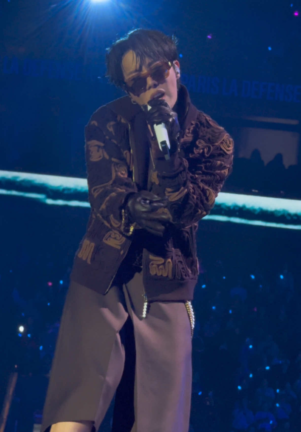 J-Hope en concert au gala des pièces jaunes à Paris !! #jhope #bts #armybts #parisladefensearena #galadespiecesjaunes #galadespiecesjaunes2025 @BTS 