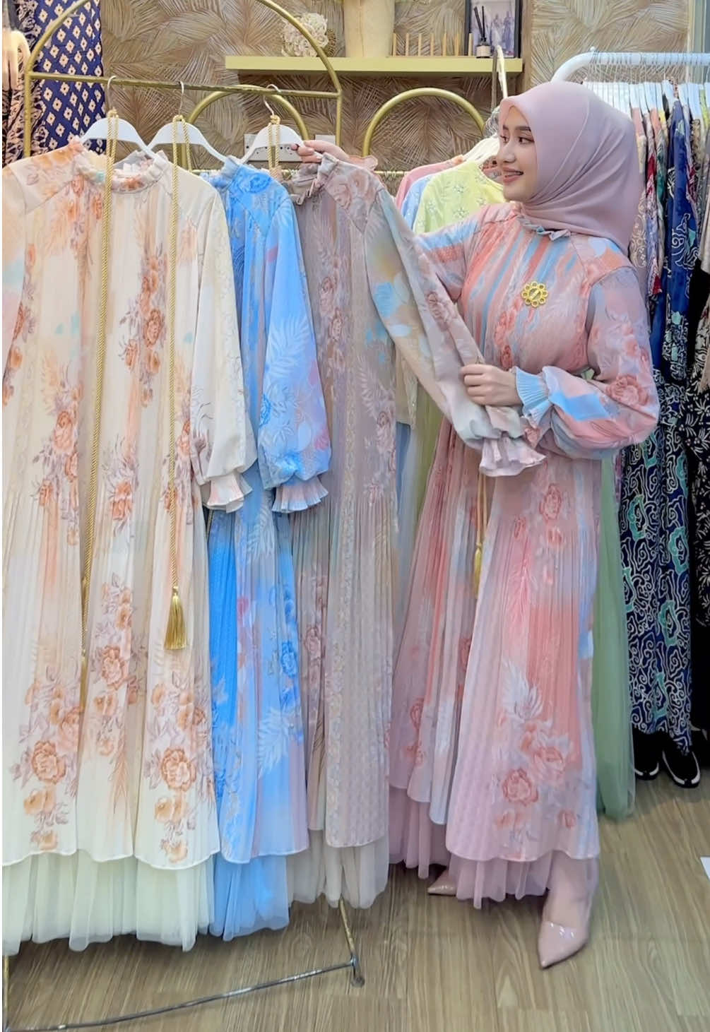 Siapa yg ga mau punya dewita dress gamis cantik ini…terbaru dan kekinian. Yuk langsung checkout klik keranjang kuning, stok terbatas! #dress #gamis #gamiskekinian #gamisterbaru #giesbutik #tiktokshopindonesia #fypage #viralvidio 