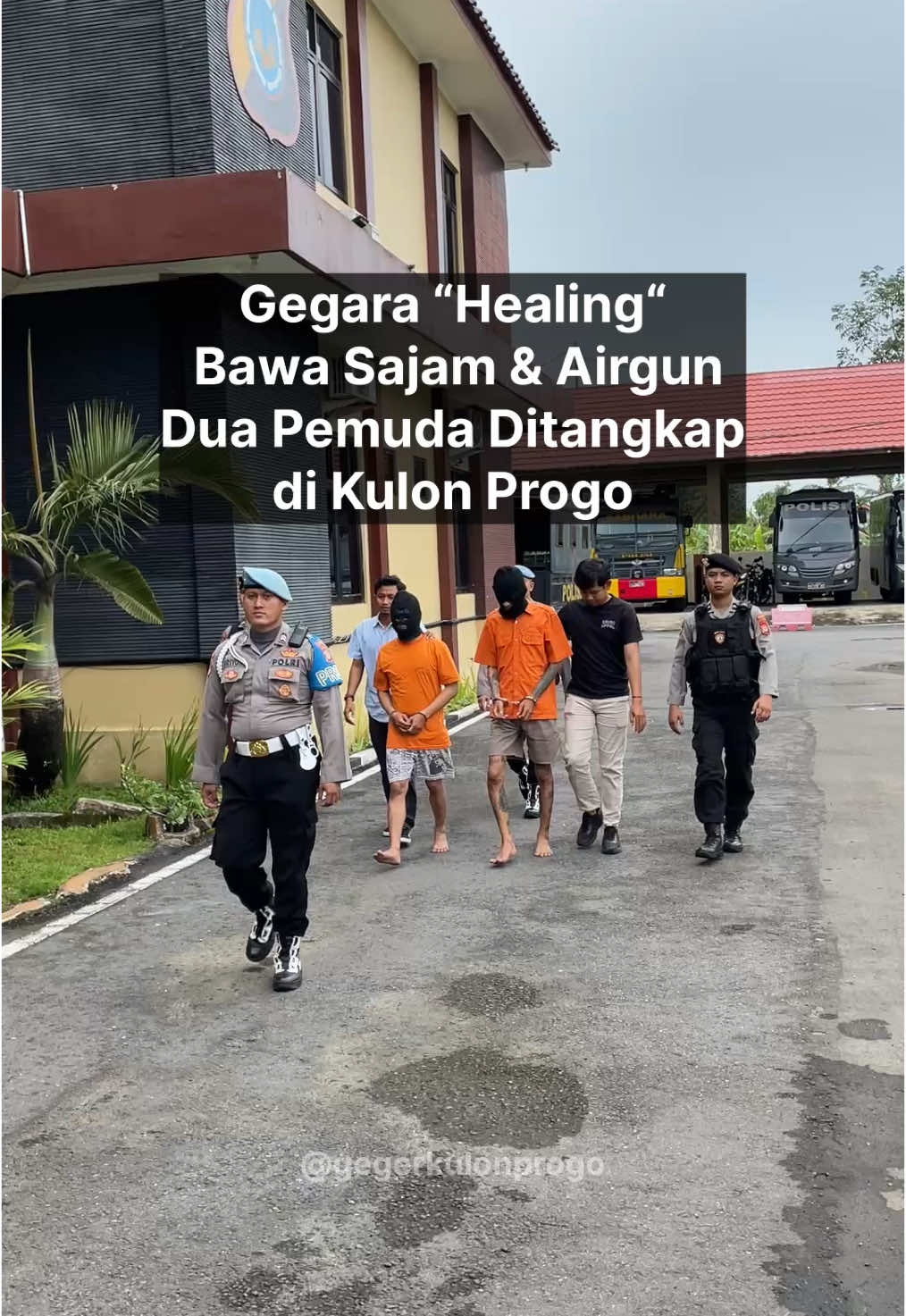 ▫️Niat “Healing” Tapi Bawa Pedang & Airgun, Dua Pemuda Ditangkap di Kulon Progo  Dua pemuda ini berinisial LR (30) warga Nanggulan & YN (27) warga Umbulharjo, Jogja. Mereka ditangkap polisi karena kedapatan memiliki sebilah pedang sepanjang 50 cm dan pistol airgun.  Terungkapnya perkara ini bermula saat dua pemuda tersebut mau healing atau jalan-jalan ke Kebun Teh Samigaluh, Kulon Progo pada Selasa (7/1/2025). Mereka berangkat dengan mengendarai sepeda motor dari kediaman LR di Nanggulan. Nah sebelum itu, keduanya diketahui sempat minum minuman keras hingga mabuk.  Singkat cerita, dua pemuda ini lalu tancap gas sambil membawa pedang serta senjata airgun. Nahas, dalam perjalanan motor yang mereka kendarai malah terjatuh gegara jalanan yang licin imbas hujan serta efek dari pengaruh alkohol. Lokasi jatuhnya di kawasan Dusun Ngroto, Kalurahan Gerbosari, Samigaluh pada Selasa (7/1/2025) sekitar pukul 23.30 WIB.  Peristiwa tersebut diketahui oleh warga sehingga dua pemuda ini dievakuasi. Namun saat proses evakuasi ternyata ditemukan senjata tadi. Sehingga mereka dibawa warga ke kantor polisi terdekat.  Dalam sesi tanya jawab dengan awak media di Mapolres Kulon Progo, Kamis (23/1/2025), pemuda berinisial LR mengaku alasannya bawa senjata hanya iseng aja. Niatnya senjata airgun itu mau dipakai untuk foto saat berada di Kebun Teh Samigaluh.  Sedangkan dari keterangan Kasat Reskrim Polres Kulon Progo, Iptu Andriana Yusuf menyebut jika senjata yang dimiliki oleh YN dan LR digunakan untuk jaga diri. Hal itu melanggar UU darurat sehingga keduanya tetap ditahan untuk mengantisipasi penyalahgunaan.  Atas perbuatannya YN dan LR akan dijerat Pasal 1 ayat 1 UU darurat RI nomor 12 tahun 1951 terkait kepemilikan senjata api, dengan ancaman hukuman penjara seumur hidup atau pidana 20 tahun dan Pasal 2 ayat 1 UU darurat RI no 12 tahun 1951 terkait kepemilikan senjata tajam dengan ancaman penjara 10 tahun.  Waduh niatnya mau healing malah jadi pusing 😔 *Sumber informasi diolah dari wawancara dengan  Kasat Reskrim Polres Kulon Progo, Iptu Andriana Yusuf & tersangka berinisial LR.  #kulonprogo #gegerkulonprogo #infokulonprogo 