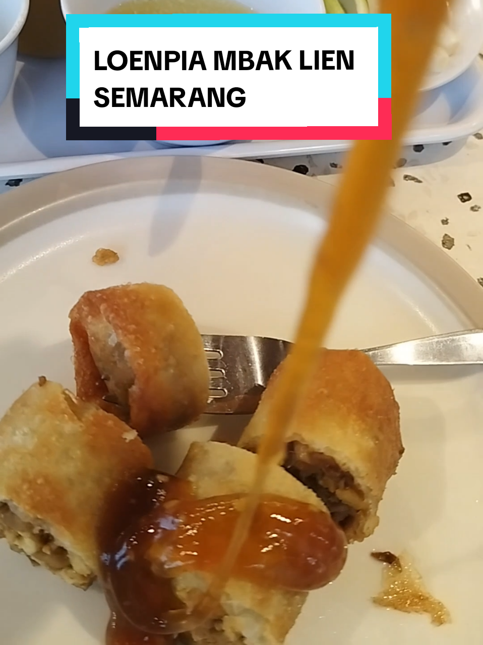 LOENPIA MBA LIEN SEMARANG Menikmati si lunpia legend otentik dari Semarang lengkap dengan condimentnya Daun bawang Saus lunpia Air bawang Acar timun Cabe rawit Disajikan panas-panas sambil ngeteh dan menikmati tetesan hujan yang turun dari langit 📍 Semarang, Indonesia ☎️ 081215509698 📦 PAXEL, JNE YES, KALOG,  Varian - Original Special - Smoke Beef / Mozzarella - Teppan - Kepiting/ Jamur teppan 1 Besek terdiri dari 5/7/10 pcs Lunpia termasuk pelengkapnya Rasa Original Special  ( Rebung + Telur + Ayam + Udang ) Pelengkap saus cocolan , cabe, daun bawang Ketahanan  36 jam suhu ruang 4 hari pendingin 14 hari di Freezer Klik link di bio for order ☝🏼☝🏼☝🏼 Happy Shopping 💜 .. .. .. #dewajastipsemarang #lunpiambakliensemarang #loenpiambakliensemarang #lumpiambaklien #lumpiambakliensemarang #lumpiasemarangenak #lumpiaoleholehsemarang #makanenaksemarang  #makanansemarang  #oleholehsemarang  #lumpiambakliensemarang  #food  #FoodLover  #semarangspringroll  #mbaklienspringroll #CapCut 