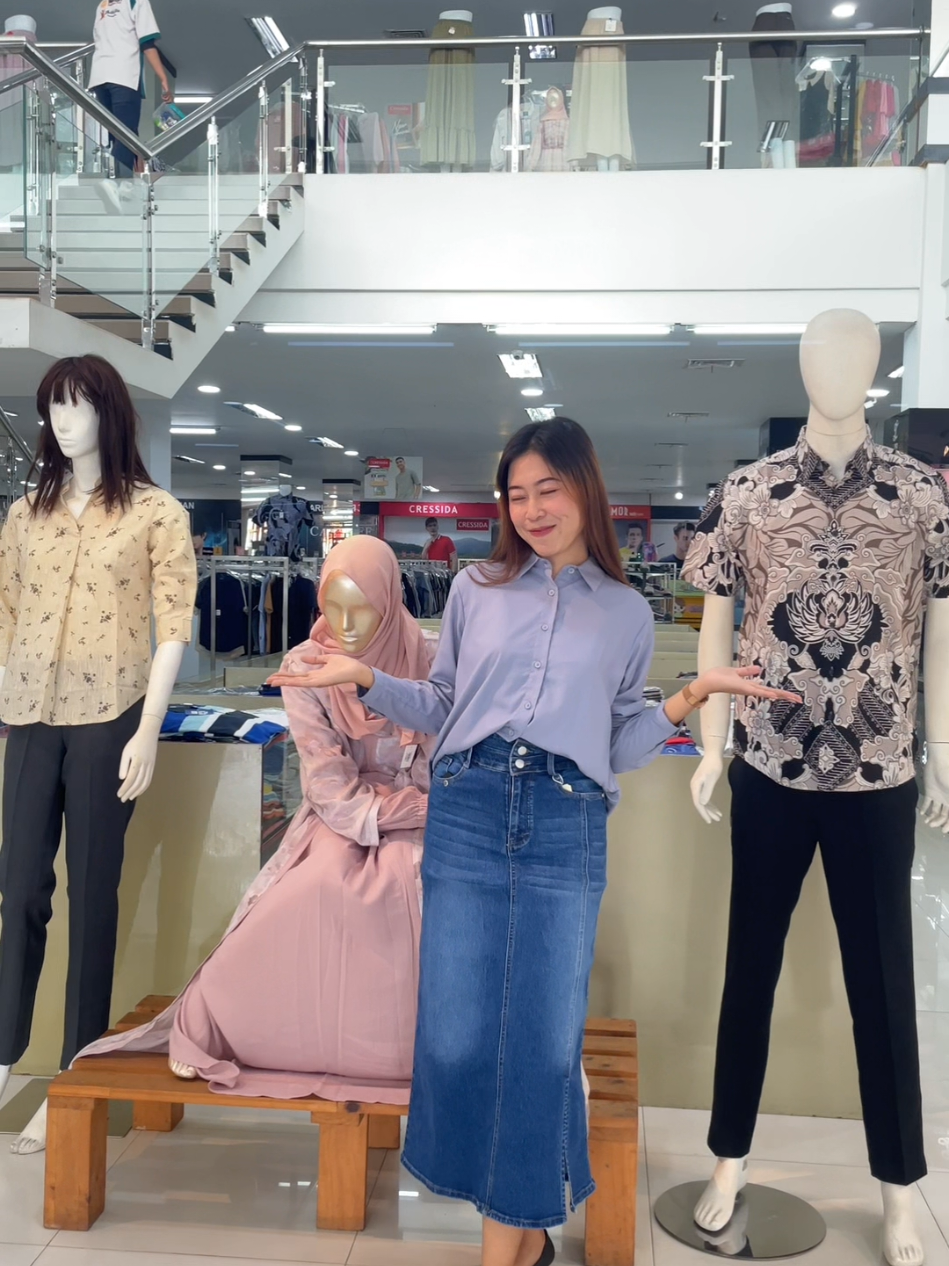 Warga Lumajang siapa sih yang nggak tau sama Golden Star dept store, yups pusat perbelanjaan yang menjual koleksi baju dengan harga terjangkau dan kualitas terbaik.  Toko ini emang lengkap banget, soal fashion yang kalian butuhkan ada disini. Dijamin, kalo belanja disini nggak bakal kecewa. Karena pelayannya cepet, dan super duper ramah pwoll🥰 Untuk persiapan jelang idul fitri, kalian harus banget borong disini yagais🥰   Ini lokasinya ada di Jl Hos Cokroaminoto, atau depannya SDN 3 Tompokersan, Lumajang. #goldenstar #wisatalumajang