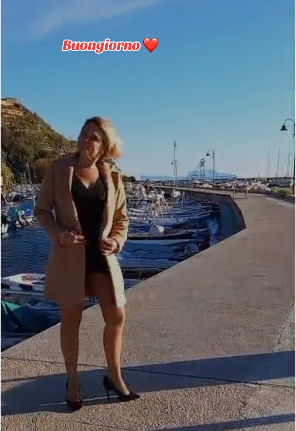 Buona giornata ❤️ Una passeggiata in riva al mare mi mette sempre gioia.❤️☀️😁 #buongiorno #el #donne #woman #model #sea   @Elena 