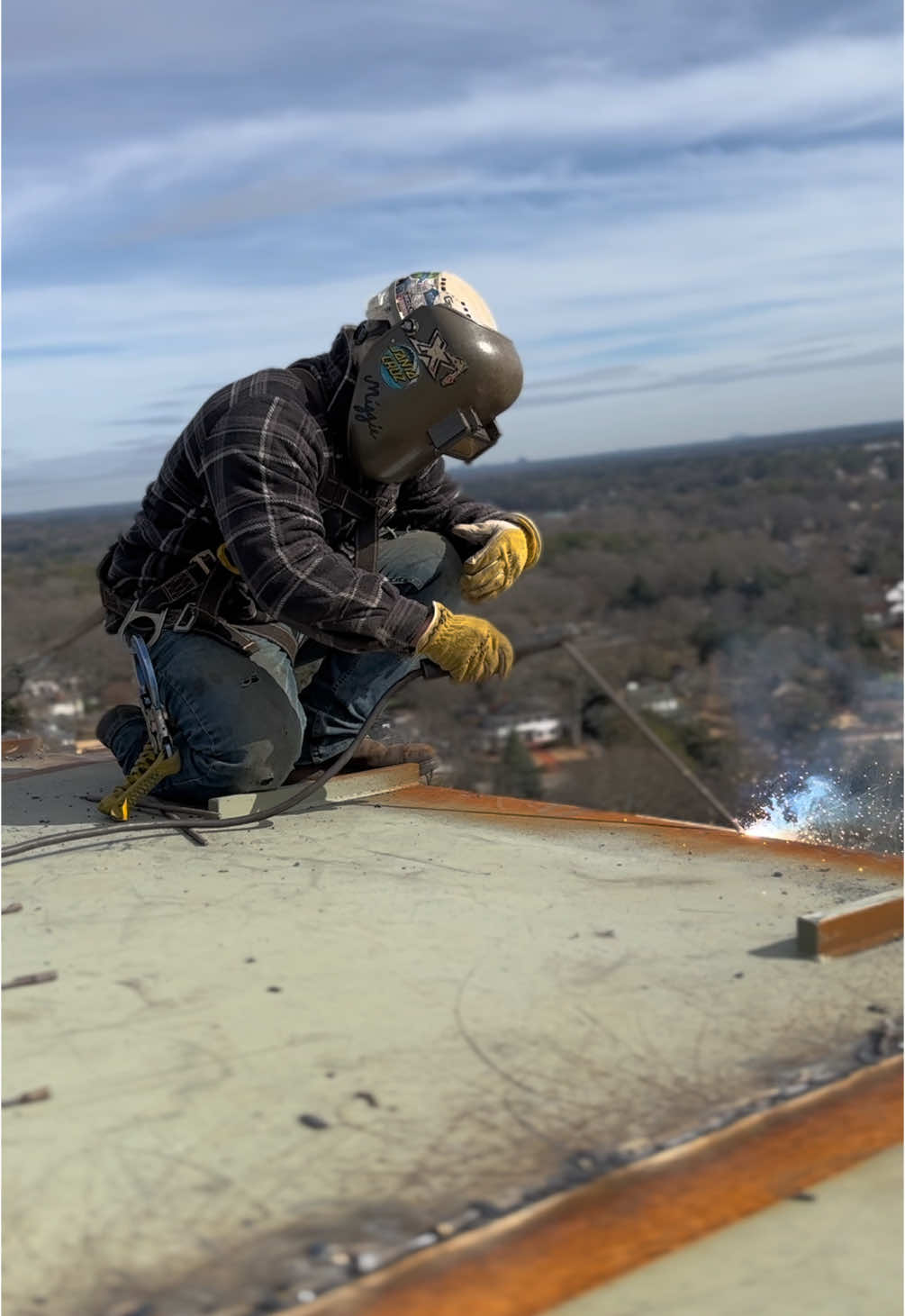 Burning some jetrods on the roof  #7024 #jetrod #lincolnelectric #lincolnelectricwelding #weld #welder #ilove #welding #metal #steel #tank #tanking #tankie #work #working #fyp #fypシ #ironwork #good vibes #goodvibesonly