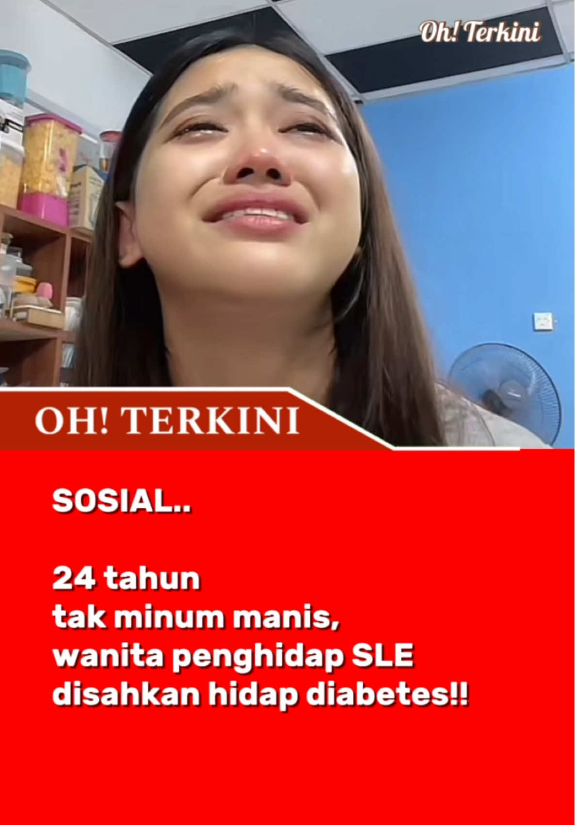 Tular di media sosial seorang pempengaruh menangis kerana walaupun 24 tahun tak minum manis, dia telah disahkan hidap diabetes sehingga terpaksa menjaga makan dan minumnya dengan ketat. Menerusi satu hantaran di TT, lhaneikha telah memuat naik satu tangkap layar siaran langsung wanita yang dikenali sebagai Mira Rosli sedang menangis di hadapan suaminya kerana tidak boleh minum air berkarbonat, Cola. Mira yang merupakan menghidap penyakit autoimun kronik, lupus eritem-atosus (SLE) berkata sepanjang 24 tahun hidupnya, tidak pernah sekalipun dia meminum minuman manis. Mira turut meluahkan rasa kecewanya kerana tidak dapat menikmati keenakan minuman manis disebabkan pelbagai penyakit yang dia hidapi disebabkan SLE itu. Kata Mira lagi, dia bukan sahaja tidak boleh mengambil minuman manis, malahan dia terpaksa menjaga makanan yang diambil kerana tidak boleh makan sesuka hati. Menjengah ke ruangan komen, ramai warga maya meluahkan rasa kasihan terhadap Mira kerana perlu menjaga pengambilan makanan dan minuman dengan ketat disebabkan penyakit autoimunnya. Menerusi tinjauan di media sosial, bukan sahaja menghidap kencing manis, Mira turut mendakwa dia disahkan menghidap 20 penyakit lain termasuk sawan dan slip disc. 🎥lhaneikha #mira #penyakit #SLE #diabetes #kencingmanis 