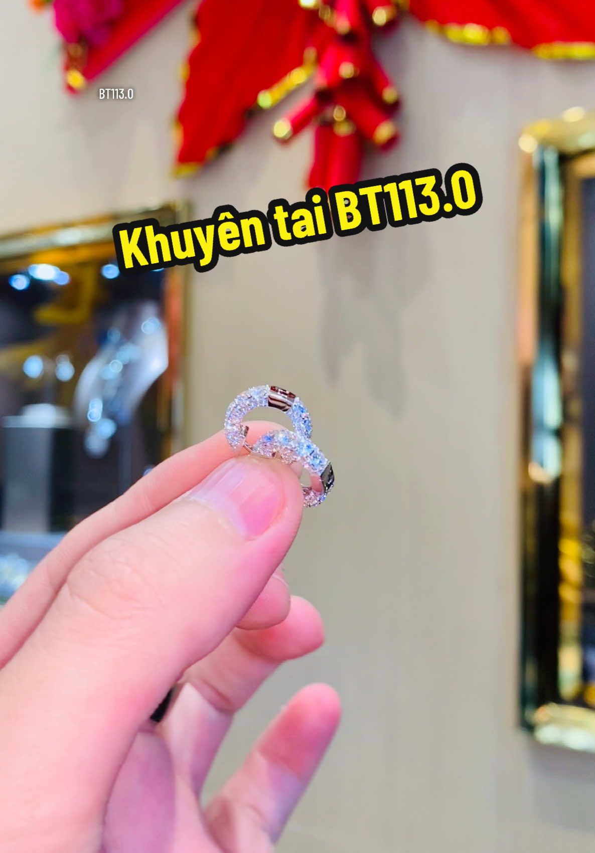 Khuyên tai đính kim cương vô cùng lấp lánh và sang trọng #tamluxury #tamluxurydiamondjewelry #trangsuc #kimcuong #bongtai #xuhuongtiktok 