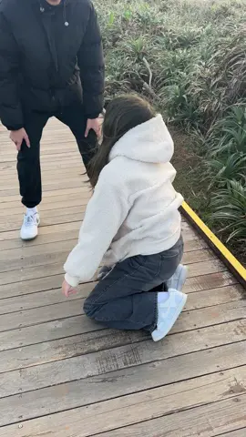 我們的重點只在 她脫襪子很絲滑