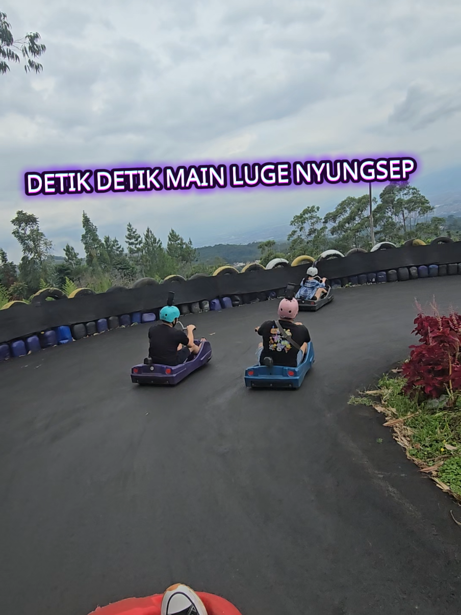 Untung ada pembatas, coba engga.. dah terbang dia.. wkwkwkw 🤣🤣 ngedit nya sampe ngakak 😂 #luge #bandung #noahpark #holiday #shortholiday #explorebandung #bff #videolucu #funny #fun #ngakak 