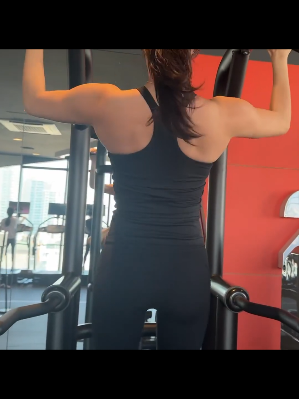 JIHYO AT THE GYM HER MUSCLES 😵‍💫😵‍💫 #jihyo #TWICE #twicejihyo #gym 