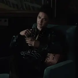 Магнус такая драматичная дива в первом сезоне #shadowhunters #magnusbane #сумеречныеохотнки #магнусбейн 