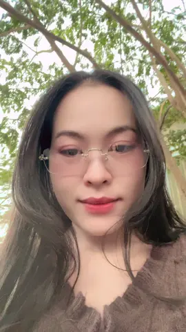 ກັບໃຜ😂