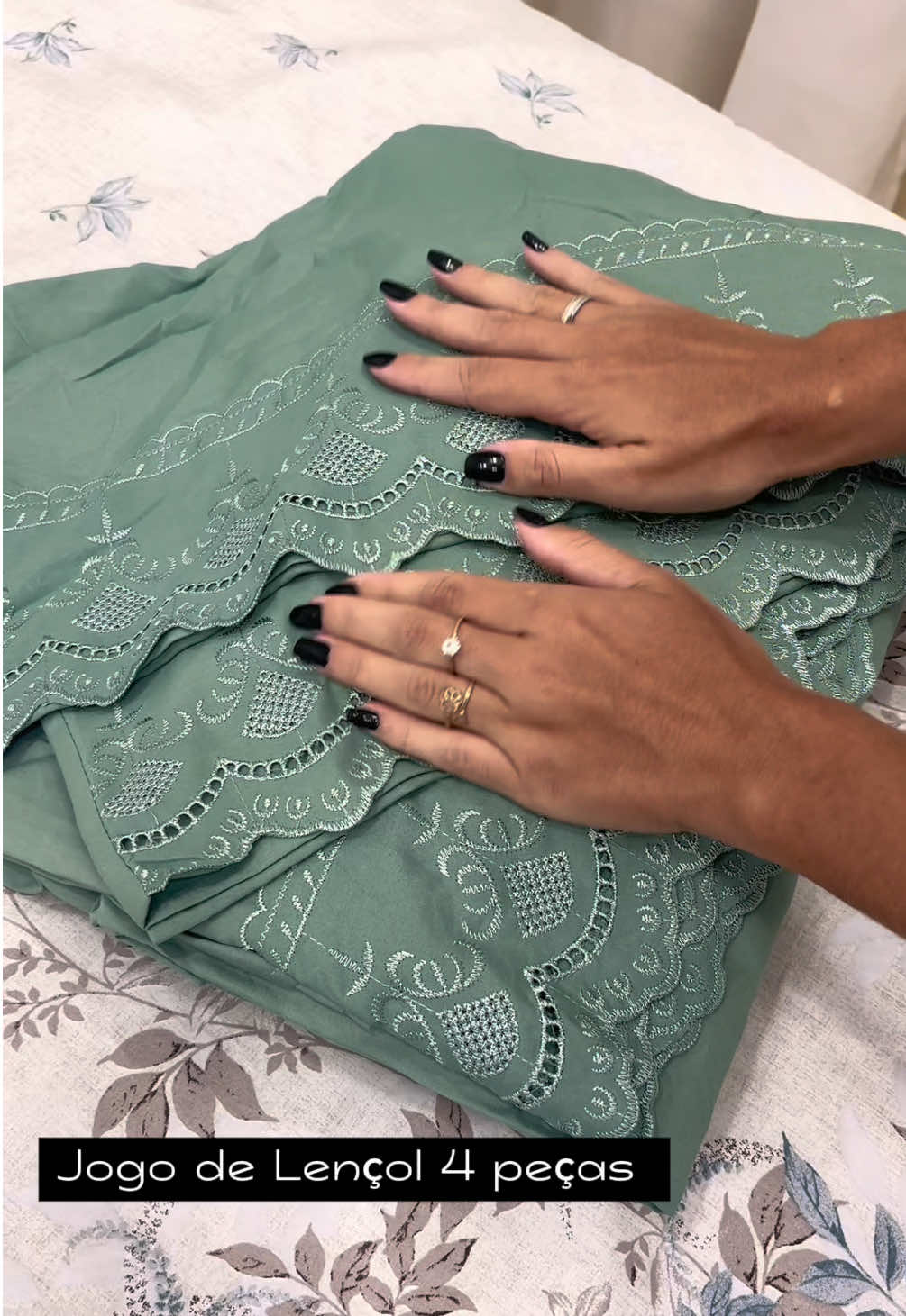 Percal 300 Fios - Toque de Algodão 🌸 Jogo de Cama: Elegância e conforto em um design exclusivo. Com bordado inglês no lençol superior e fronhas, é perfeito para transformar seu quarto. Feito em Percal 300 Fios, oferece maciez, durabilidade e sofisticação. Encantador em cada detalhe! Disponível nos tamanhos: Casal, Queen, King. #enxoval #enxovais #lencol #conforto #elegant #bordadoingles #bordado 
