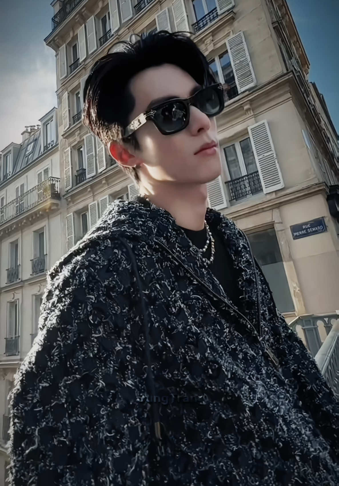 PARIS FASHION WEEK LOUIS VUITTON MENSWEAR FALL WINTER COLLECTION 2025 x VƯƠNG HẠC ĐỆ  Anh ta bảnh áccccc #dylanwang #louisvuitton #parisfashionweek #vuonghacde #vươnghạcđệ #wanghedi #xh #bking #fyp #jungtrang 