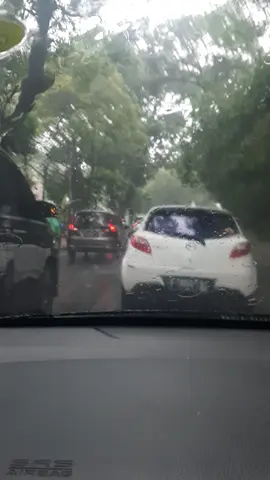 jalan jalan hujan #isnatanegara #bogor #bogorhits #president #liburan #mobil #hujan🌧️ 