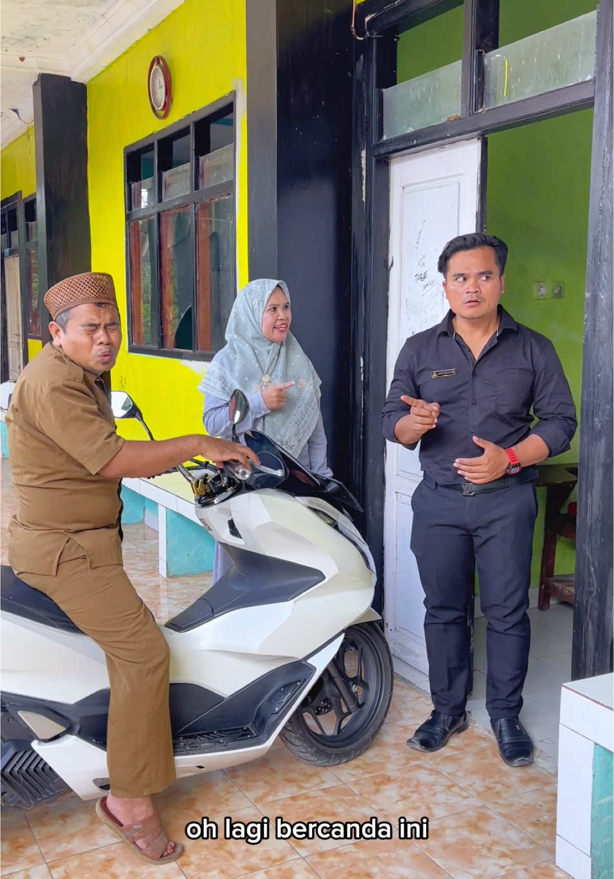 Gara2 murid2 yg gak ada akhlak ini Babeh sama pak ukon pun di setrap oleh kepala sekolah..😭 #siomaysticknaget 