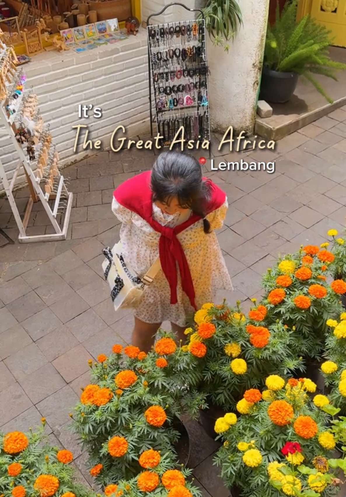Coba tebak, ada berapa negara di The Great Asia Africa Lembang? 😋 @Explorer.ID  #tempatwisatalembang #wisatalembang #rekomendasitempatwisatalembang #thegreatasiaafrikalembang #rekomendasiwisatalembang #lembangplacetogo #farmhouselembang #farmhouselembangbandung 