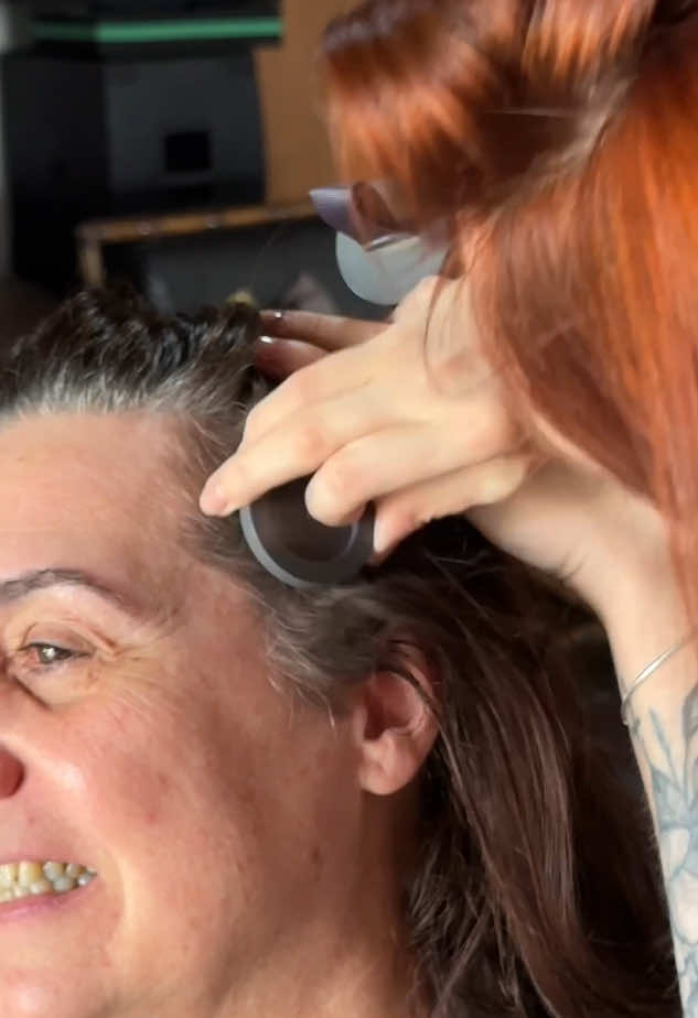 Cobre Brancos e Falhas - Maquiagem Capilar 👏🏻😍  #tik_tok #sevich #maquiagemtiktok #cuidado #falhacapilar #iphone #prada #falhasnocabelo 