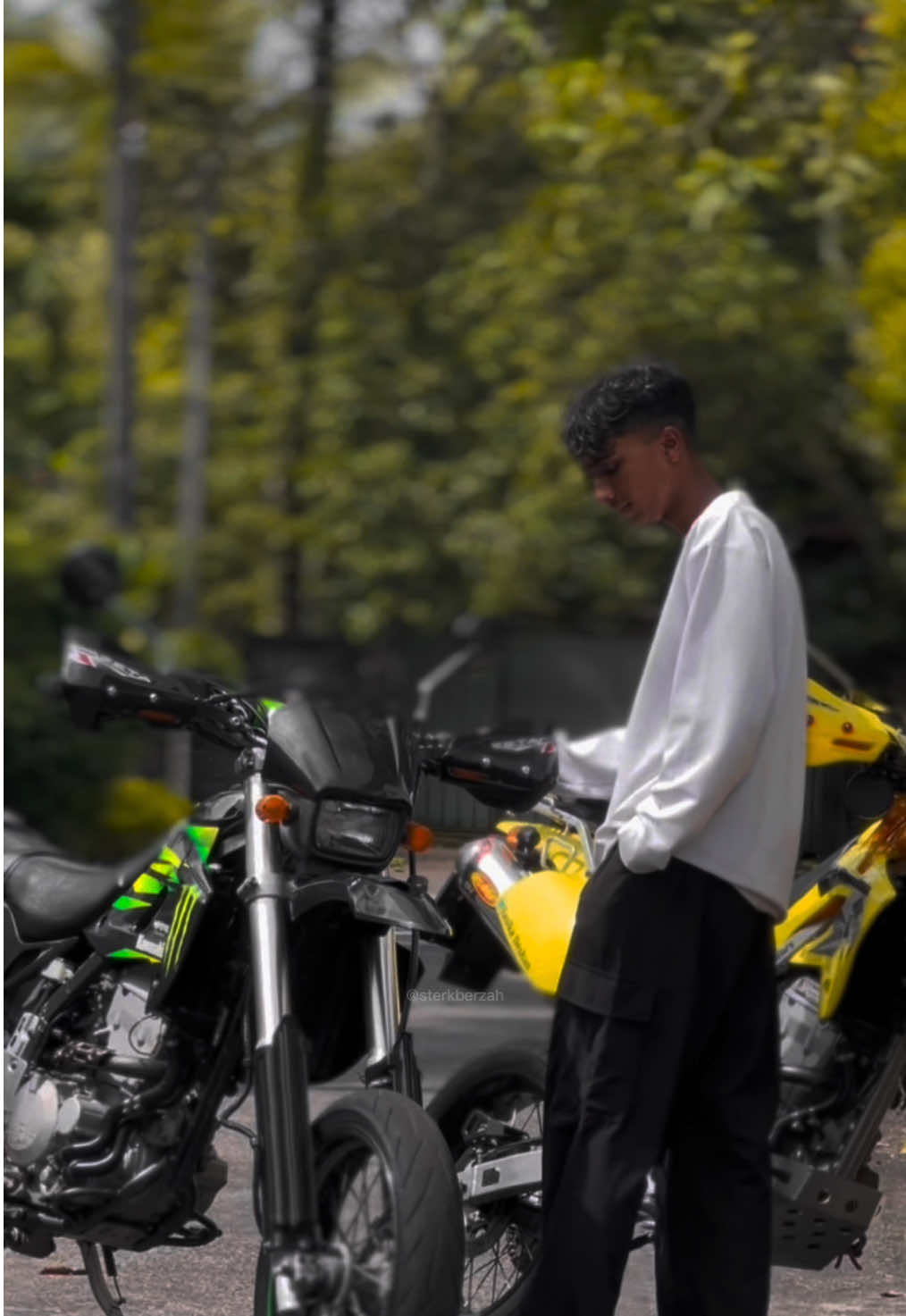 කොහොමහරි මගේම කර ගන්නවා🥹💚 . . . . . #kawasaki #dtrackersupermoto #japanbikes #suzuki #sbtracker250cc #green💚 #yellow #bjj3333 #250cc 