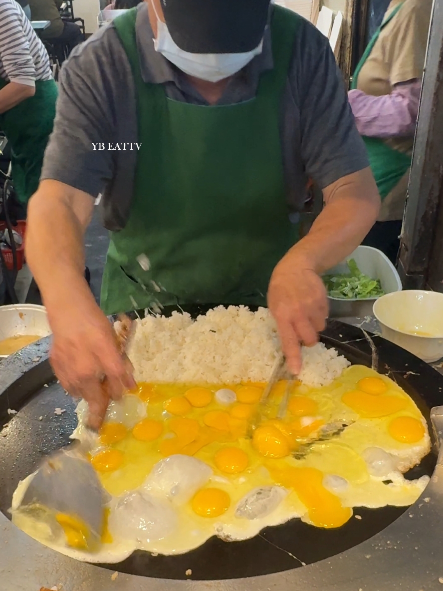 Amazing skill of Taiwanese egg fried rice master!!!