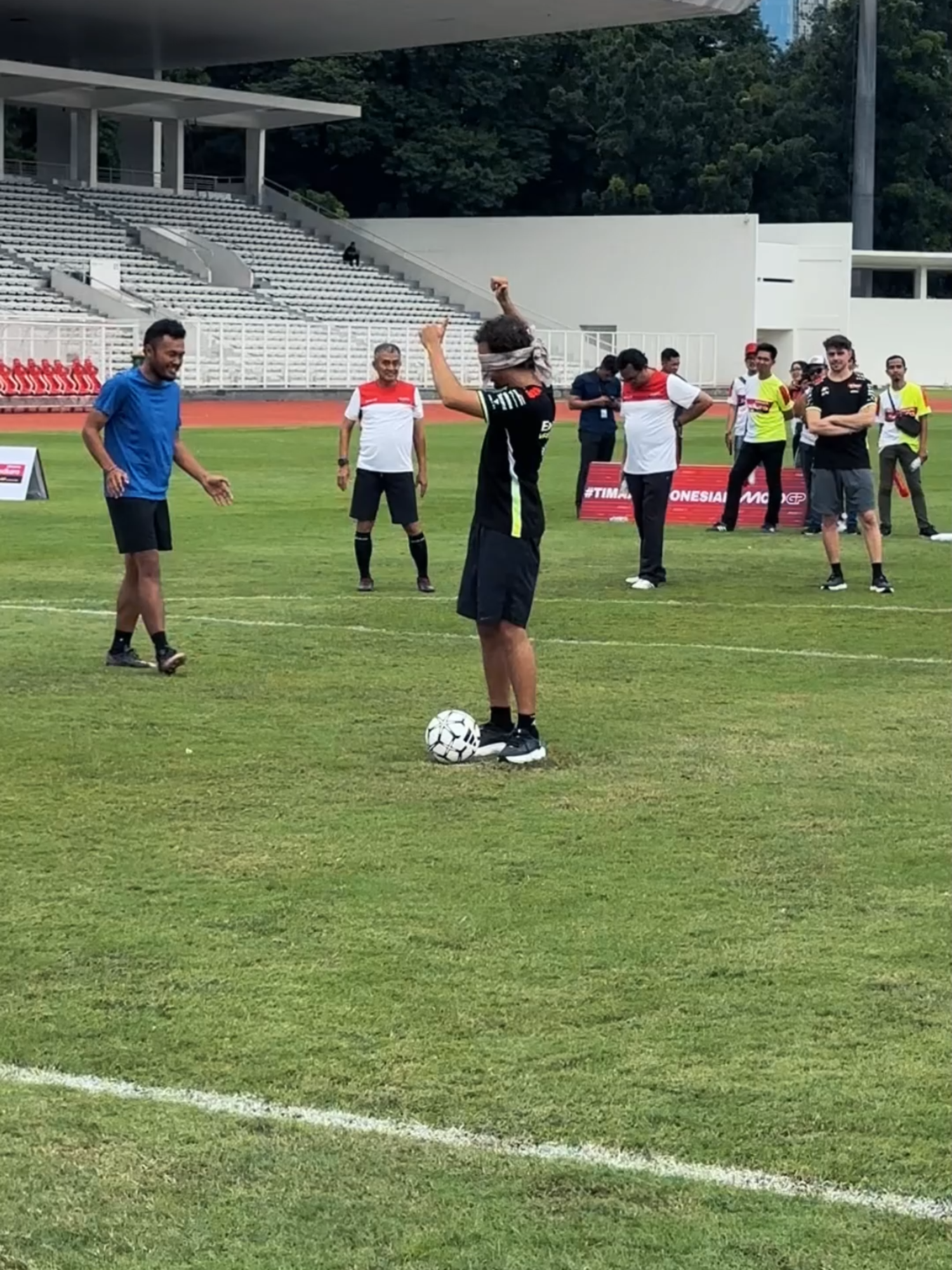 #MotoGP 🏍 -  Blind Penalty Challenge dari Franco Morbidelli. Agak-agak kaku yaaa nendangnya 😅 Saksikan Balap MotoGP™ di SPOTV NOW! ⏭️ https://onelink.to/spotv_indonesia   Follow kami untuk konten EKSKLUSIF MotoGP™ lainnya! 🏍🏁 #SPOTV #SPOTVIndonesia