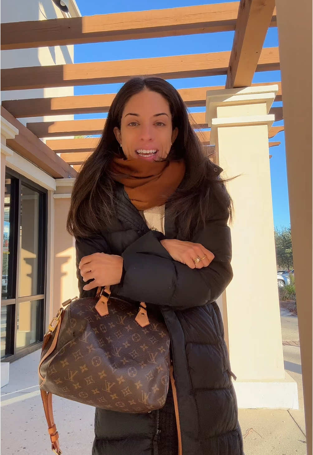 Brrrr it’s cold… but school drop off outfits don’t take a day off and this one is laid back, casual, real and WARM. @onequince leggings and sweater, @llbean puffer coat, #oncloud shoes, @gap thermal and the speedy! #realoutfits #realisticootd #schooldropoff #momoutfit #casualootd #onequince 