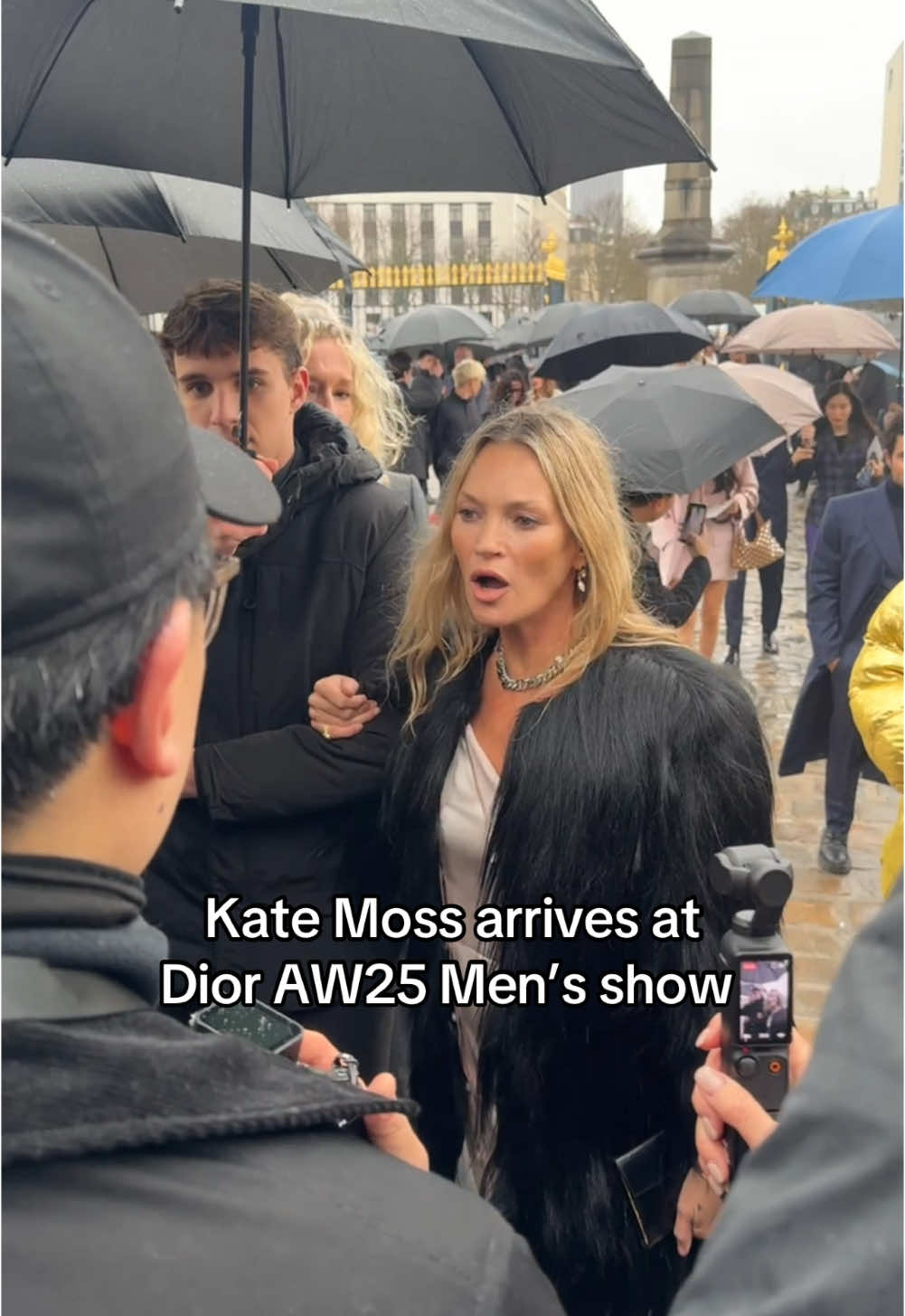 Kate Moss arrives at Dior AW25 Men’s Show ❤️ #katemoss #dior #aw25 #pfw #dazedfashiontv 